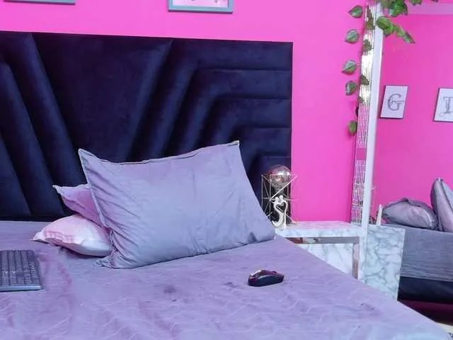 Freechat cutepetitee on BongaCams