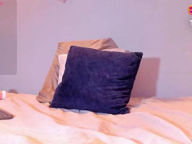 Freechat Karlaliones on BongaCams