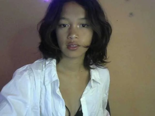 Freechat Laura1881 on BongaCams