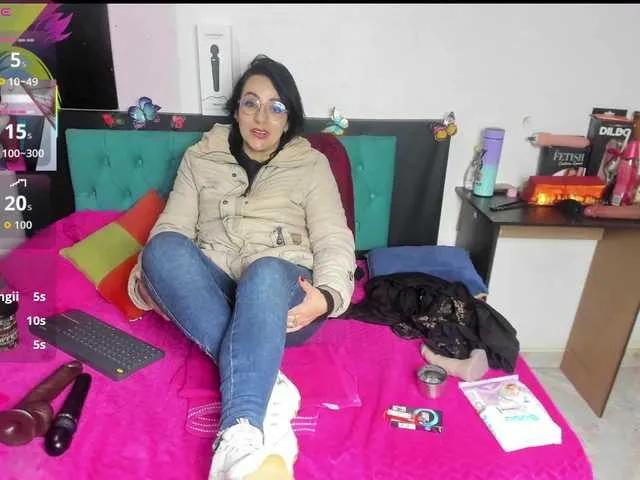 Offline scarlett40 on BongaCams