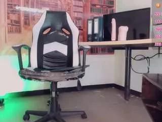 emeli-roushot on CamSoda 