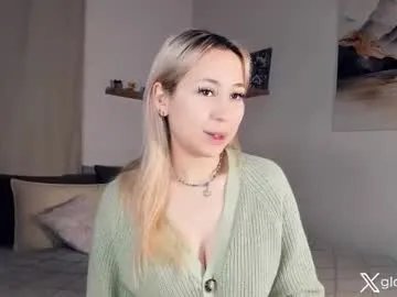 Freechat _golden_moon_ on Chaturbate