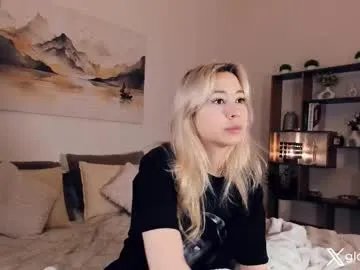 Freechat _golden_moon_ on Chaturbate