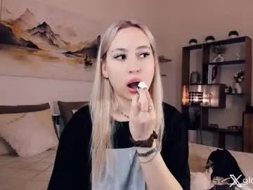 Freechat _golden_moon_ on Chaturbate