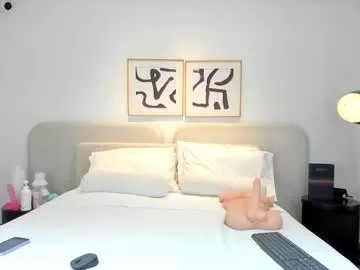 Freechat emi_latingirl on Chaturbate