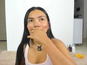 Freechat emi_latingirl on Chaturbate