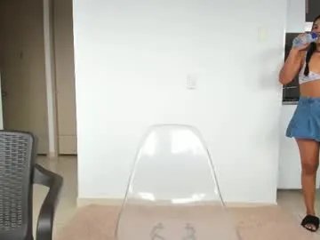 Freechat emi_latingirl on Chaturbate