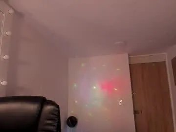 Freechat mikeyvioleta on Chaturbate