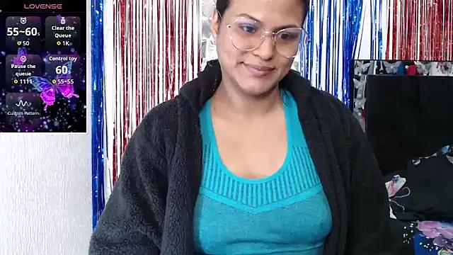 SweetAlmaa on StripChat 