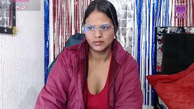 SweetAlmaa on StripChat 